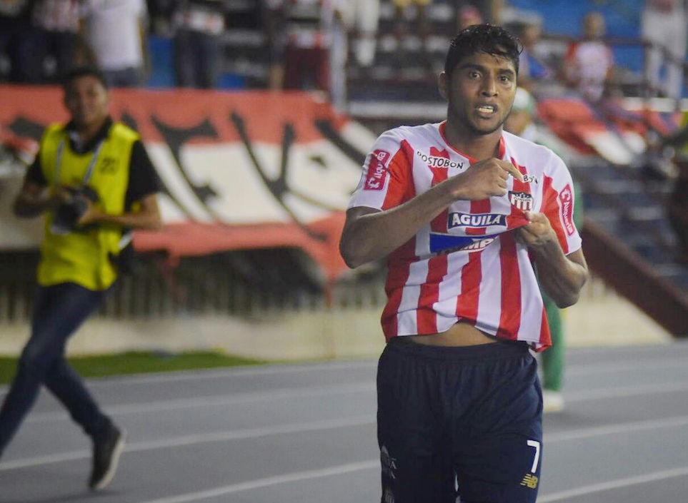 Luis Carlos Ruiz celebrando el gol.