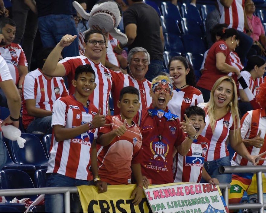 El Cole encabezando el apoyo juniorista en las gradas.