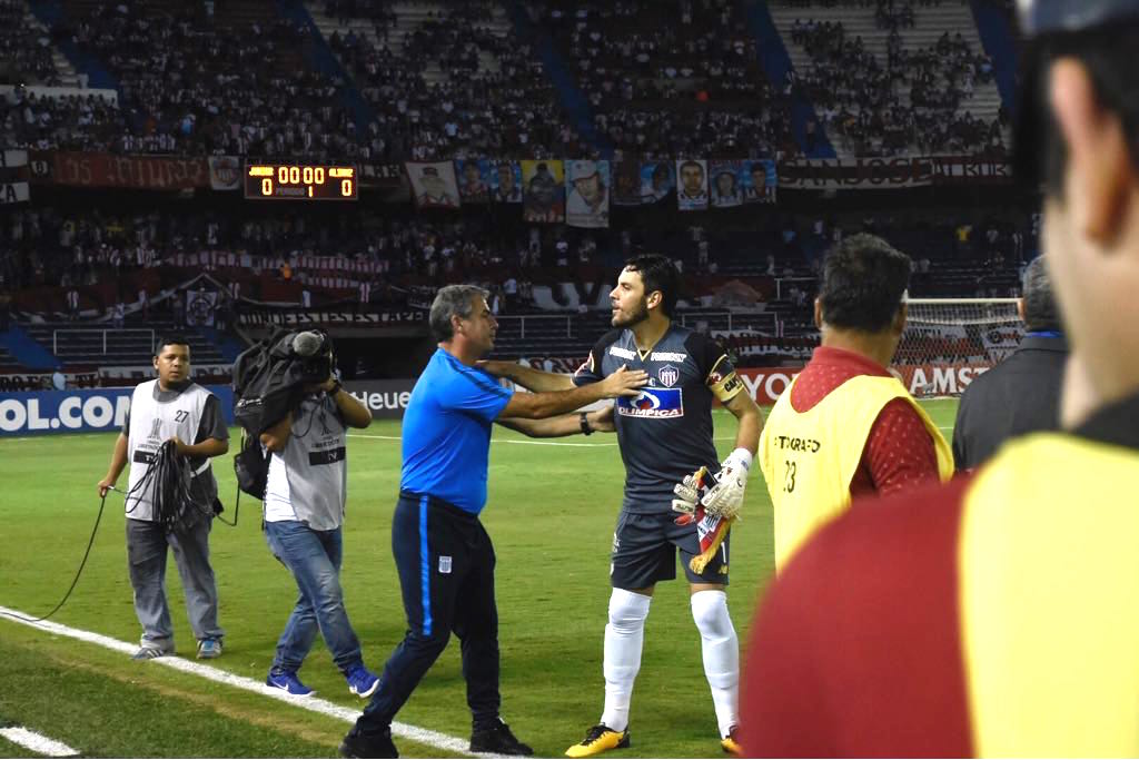 Saludo amistoso de Sebastián Viera con el DT de Alianza Lima Pablo Javier Bengoechea.