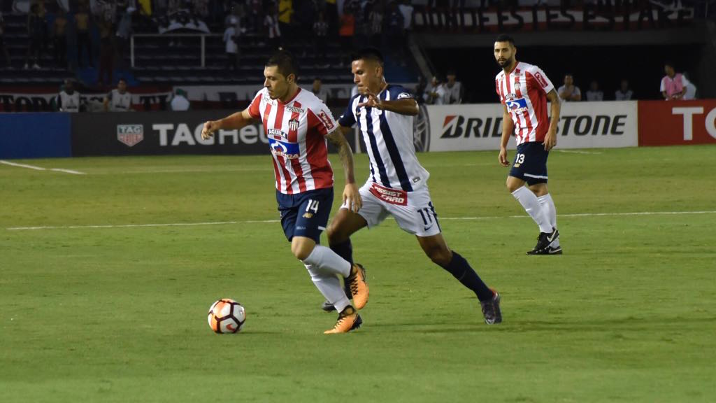 Leonardo Pico disputando el balón con Janio Pósito.