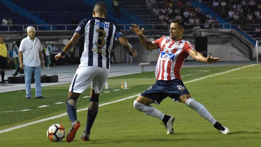 Marlos Piedrahita intenta neutralizar la llegada de José Guidino.