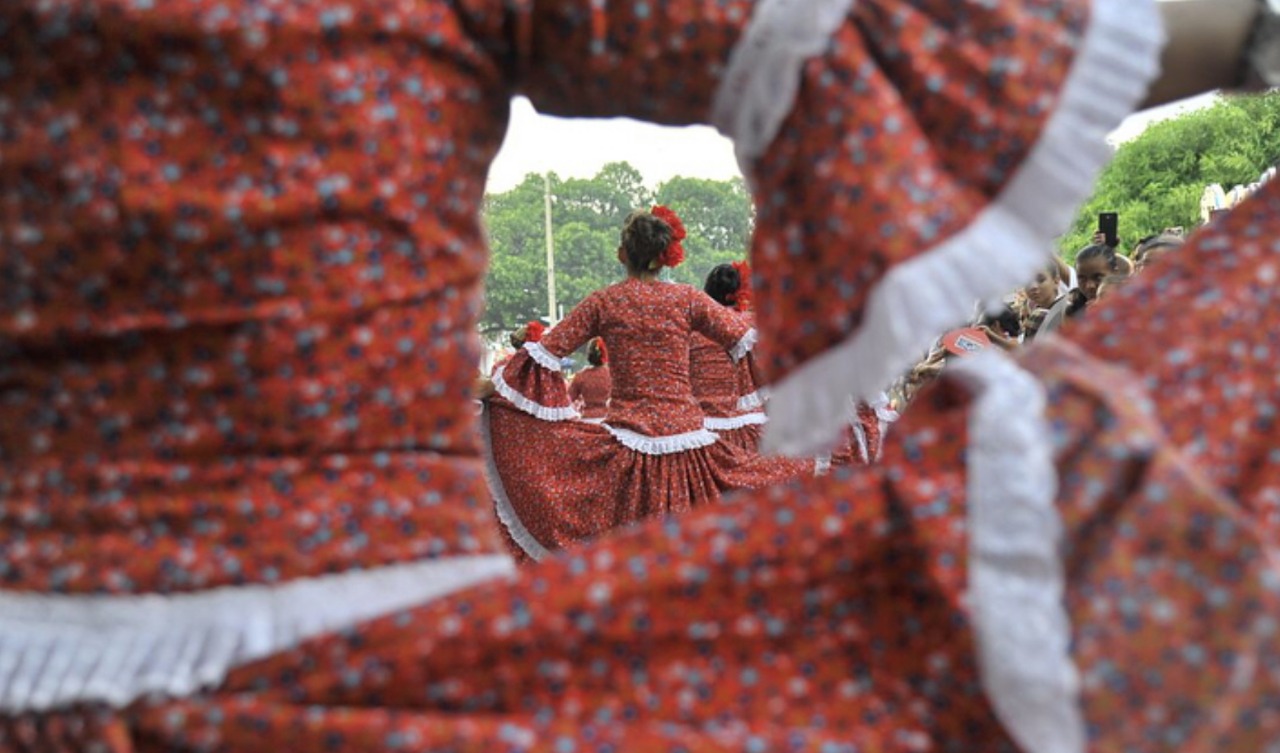 El colorido del vestuario de las piloneras se confundió con el paisaje.
