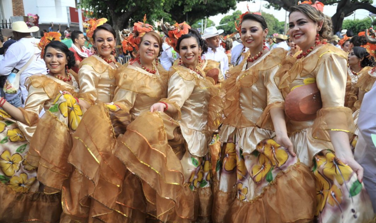 Grupo de alegres piloneros engalanaron las calles.