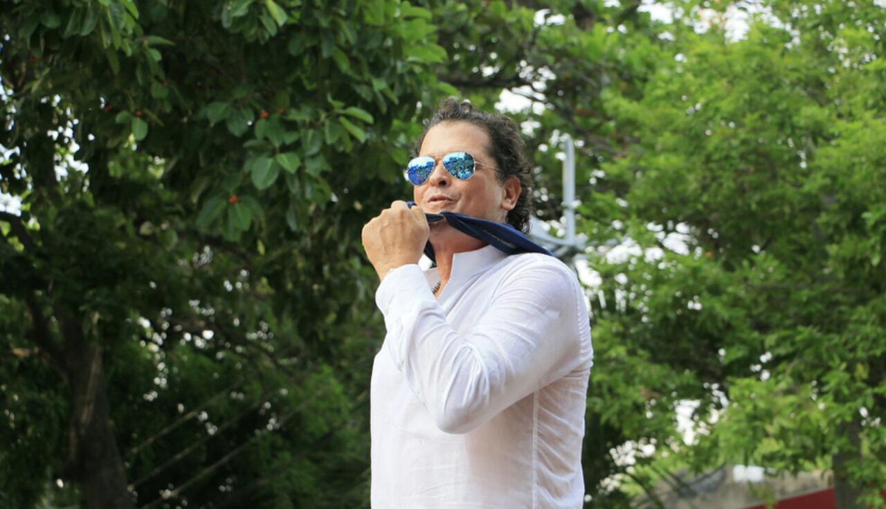 Carlos Vives bailó en todo el recorrido con su sombrero.
