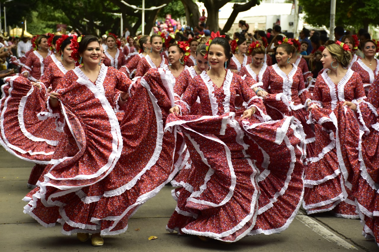 Las faldas de las piloneras ondearon al ritmo de la música.