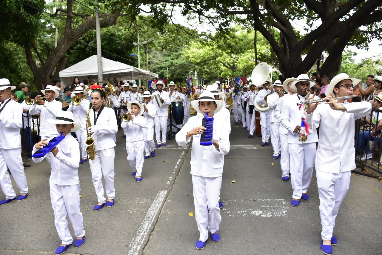 La banda de la Armada Nacional encabezó el recorrido.
