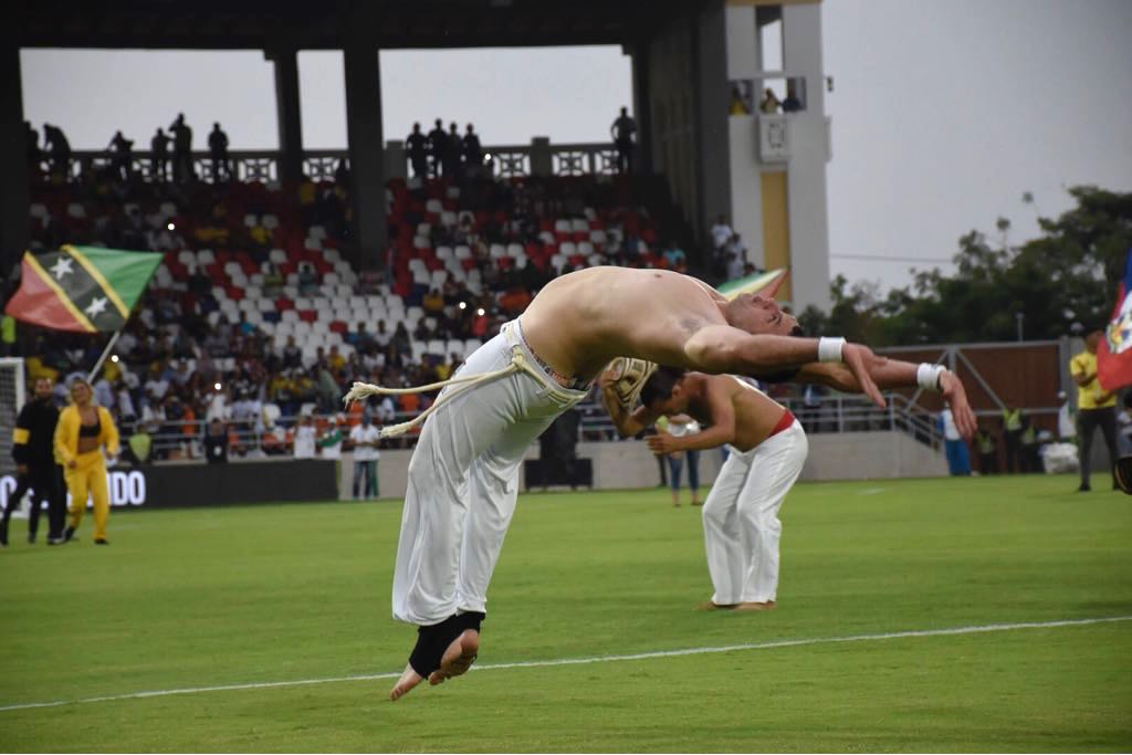 Exhibiciones acrobáticas por parte de los grupos.