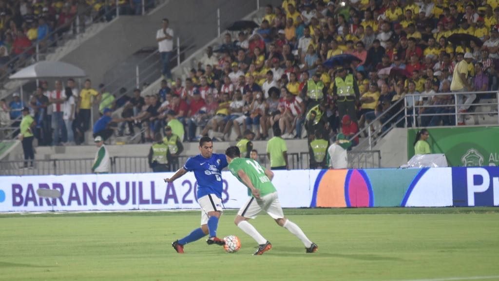 Víctor Danilo Pacheco intentando una gambeta.