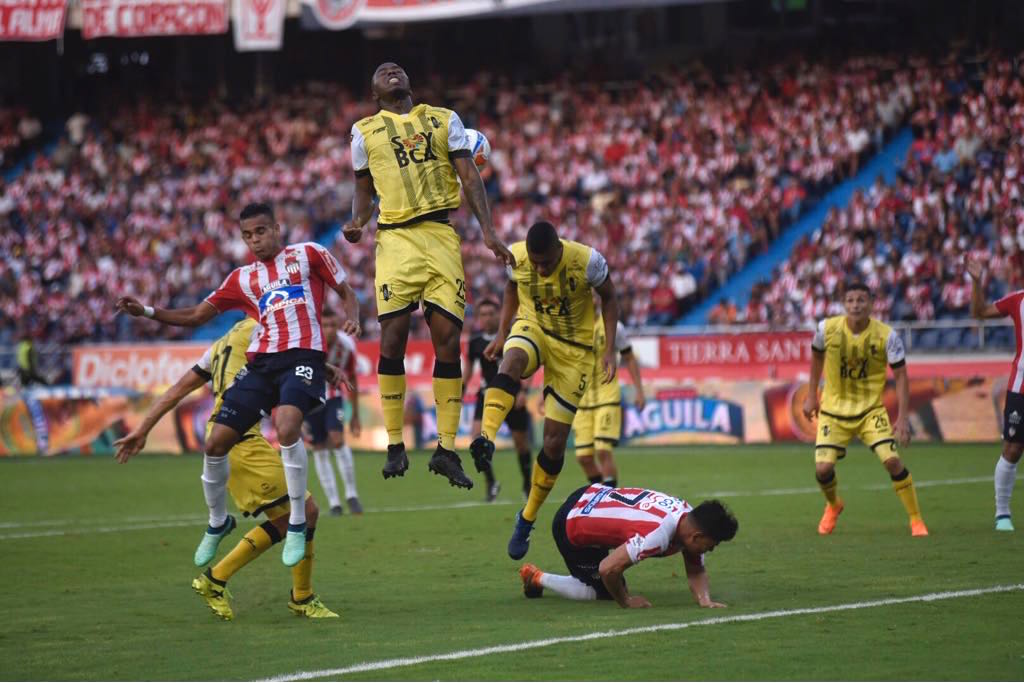 Luis Díaz y Luis Carlos Ruiz son neutralizados por la férrea defensiva visitante.