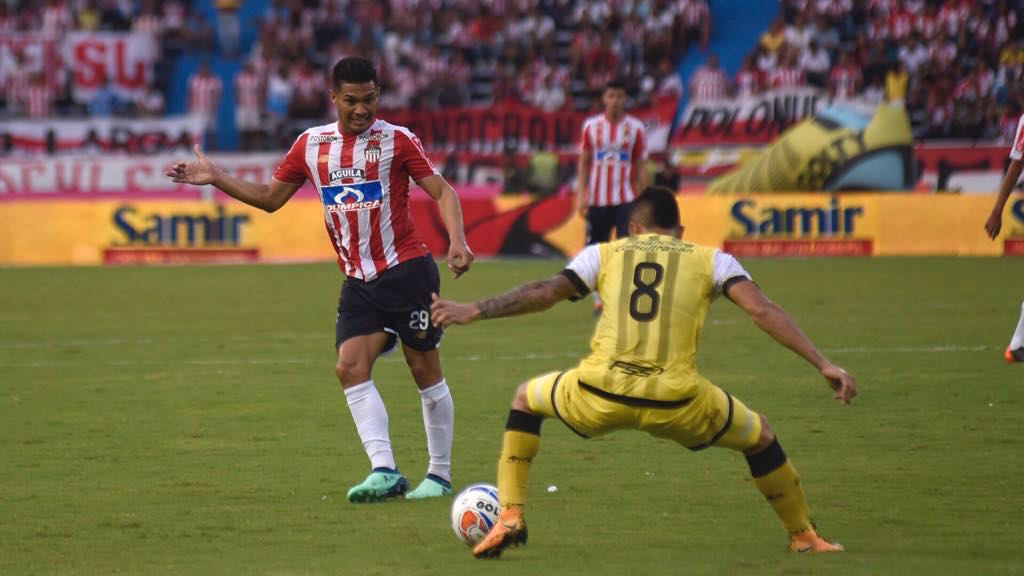Teófilo Gutiérrez intenta superar a Juan David Ríos.