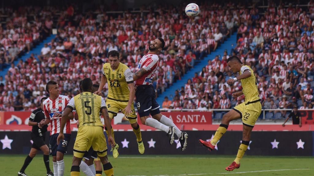 Jonathan Ávila despeja una jugada de peligro de Alianza Petrolera.