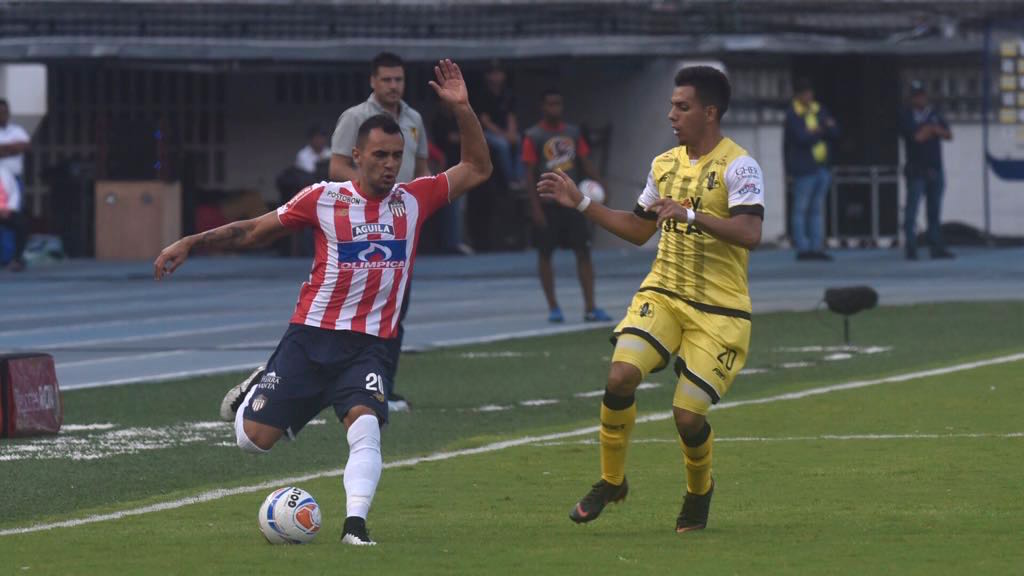 Marlon Piedrahita en jugada ofensiva ante Alex Castro.