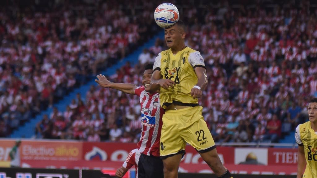 Luciano Ospina le gana un despeje a Teófilo Gutiérrez.