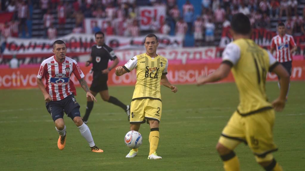Daniel Santa controla el balón ante el asedio de Leonardo Pico.