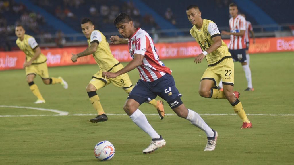 Luis Carlos Ruiz en otra llegada ofensiva de los 'tiburones'.
