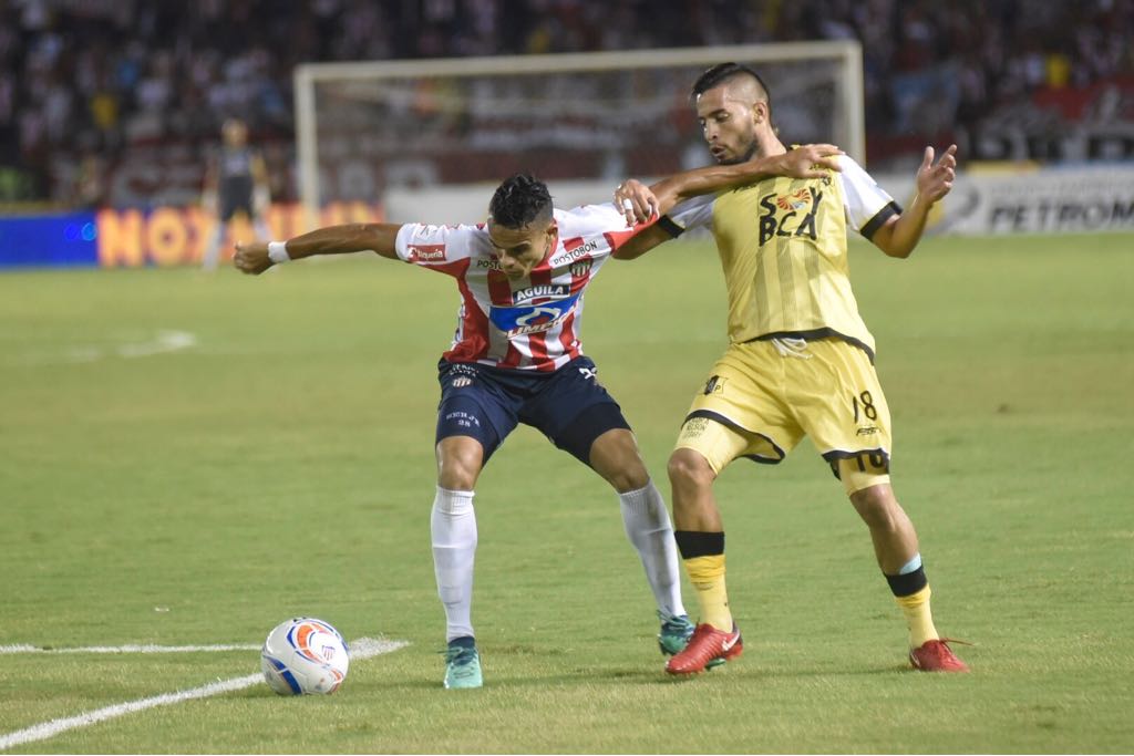 Luis Díaz forcejeando el balón con Freddy Flórez.