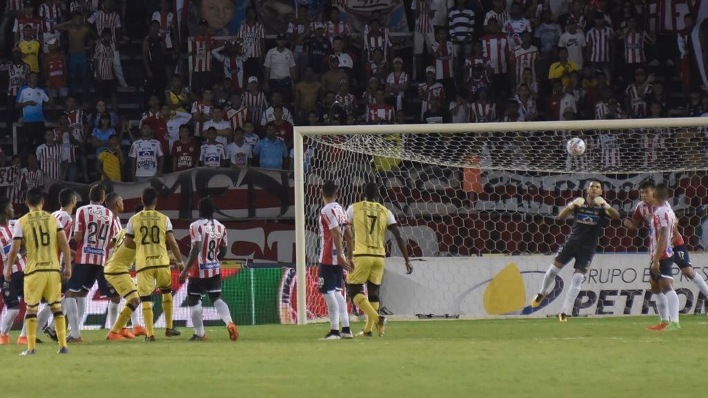 Sebastián Viera despeja un remate de tiro libre de Alianza Petrolera.