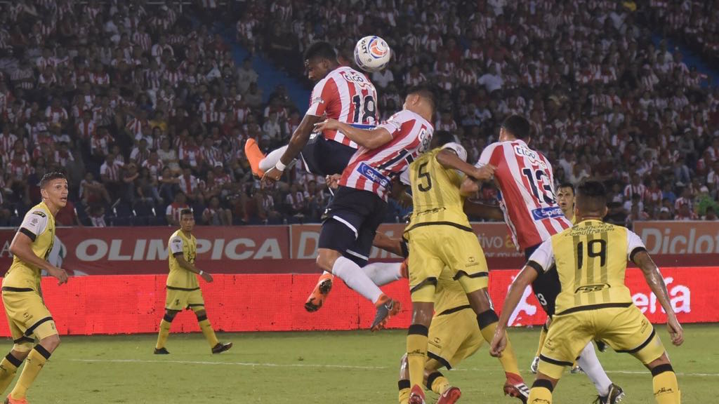 El recién ingresado Yony González disputando el balón.