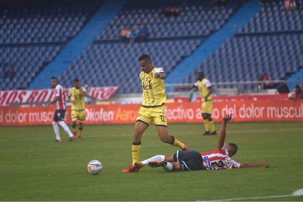 Luciano Ospina supera al lateral Germán Gutiérrez.