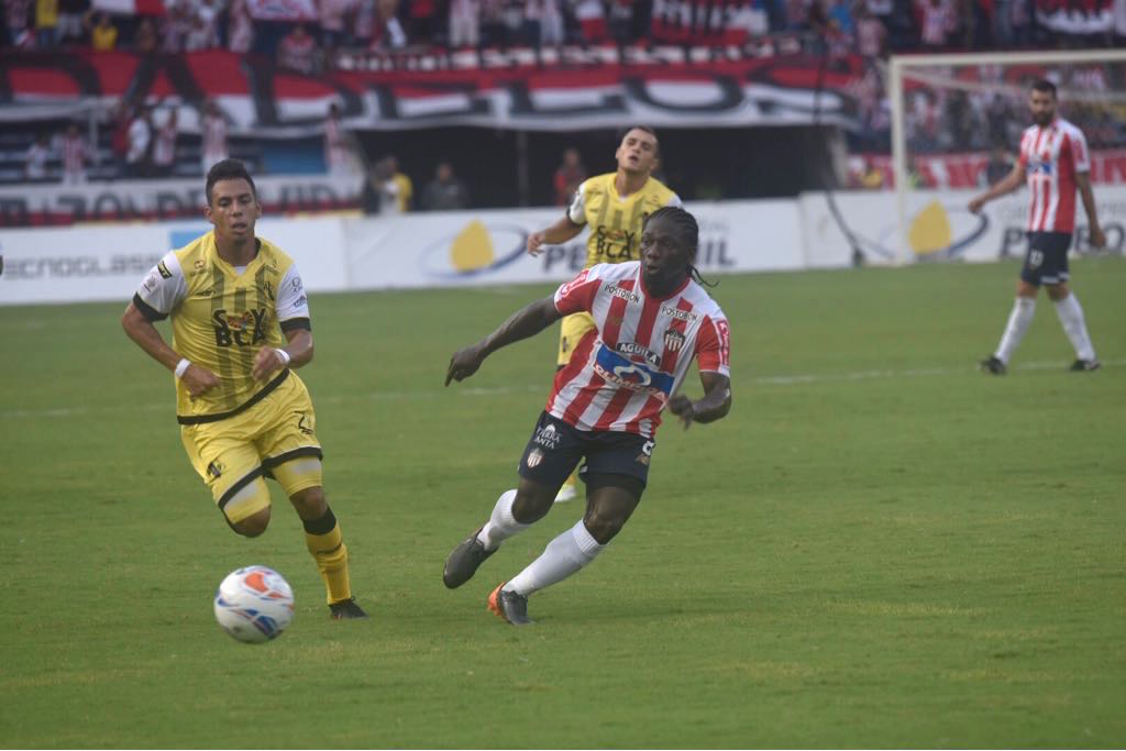 Yimmi Chará filtrando un balón al área chica.