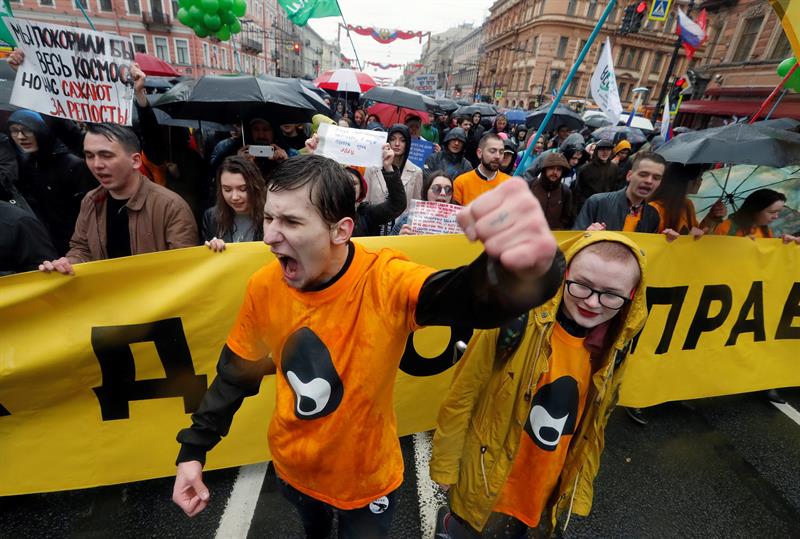 Una multitud participa en la manifestación convocada con motivo del Día del Trabajador en San Petersburgo (Rusia) hoy, 1 de mayo de 2018. 