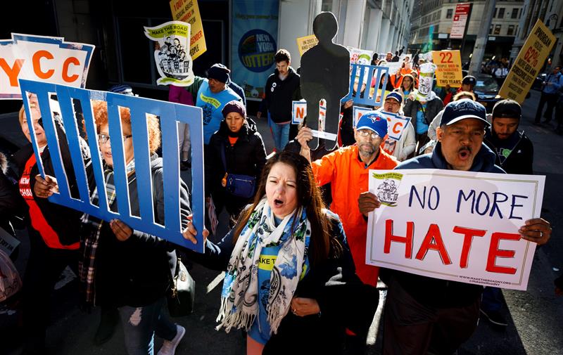 Trabajadores gritan consignas durante una marcha con motivo del Día Internacional del Trabajador, cerca de Wall Street en Nueva York (Estados Unidos).