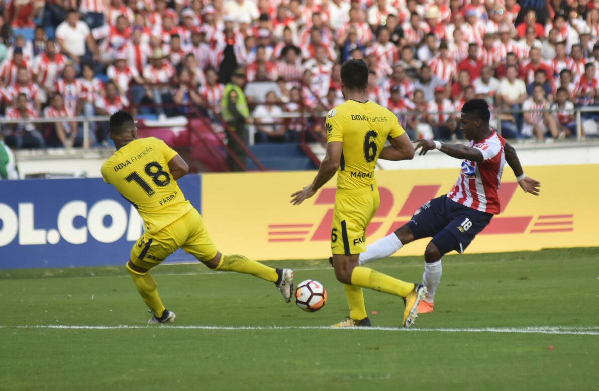 Yony González intentando marcar un gol de larga distancia. 