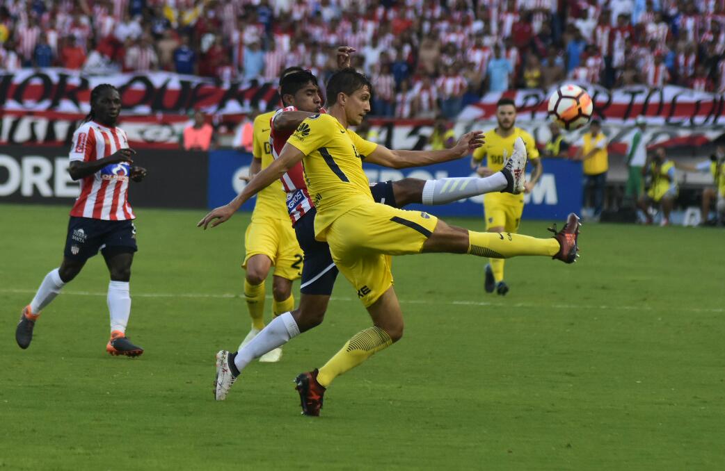 Luis Carlos Ruiz disputando un balón con Pablo Pérez. 