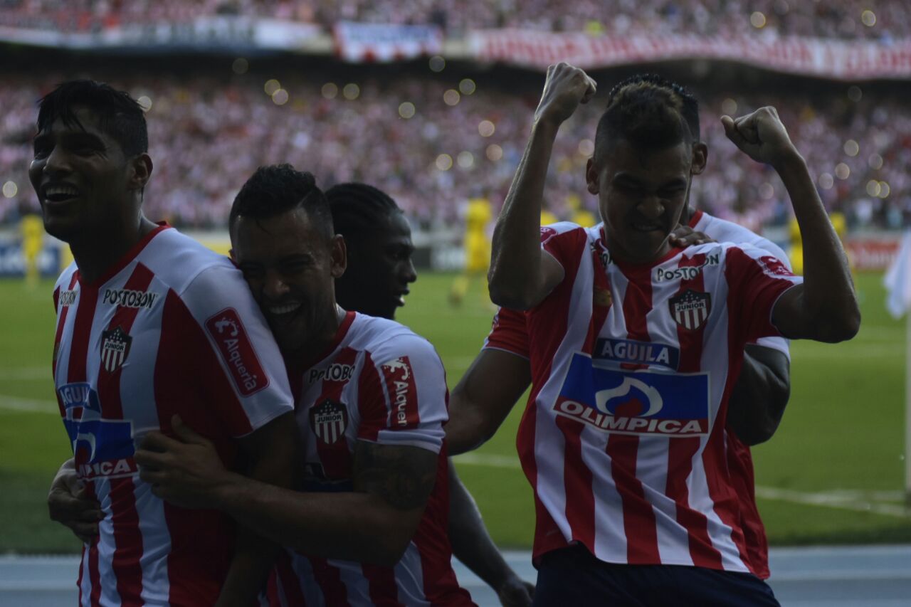 Los jugadores de Junior celebrando el primer gol del partido. 