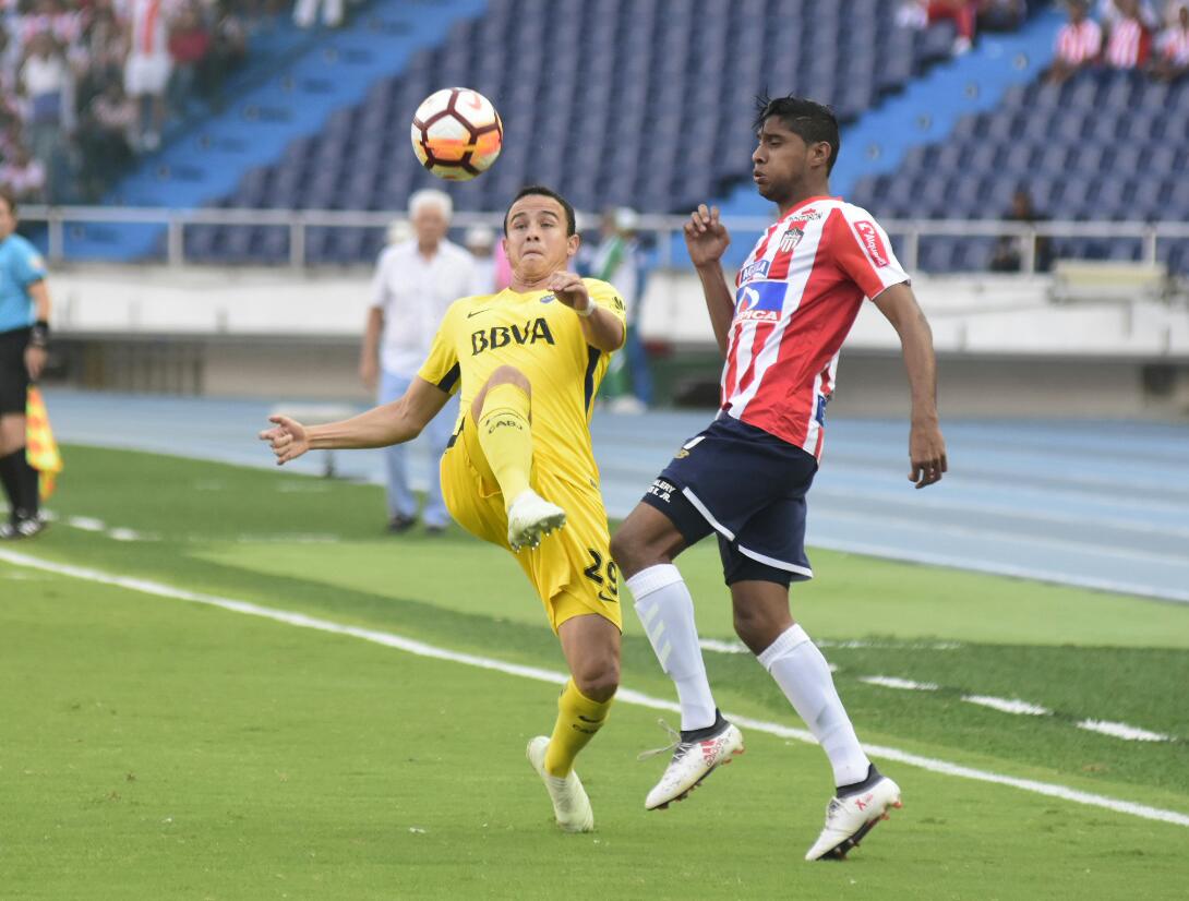 Ruiz disputando un balón con Leonardo Jará.