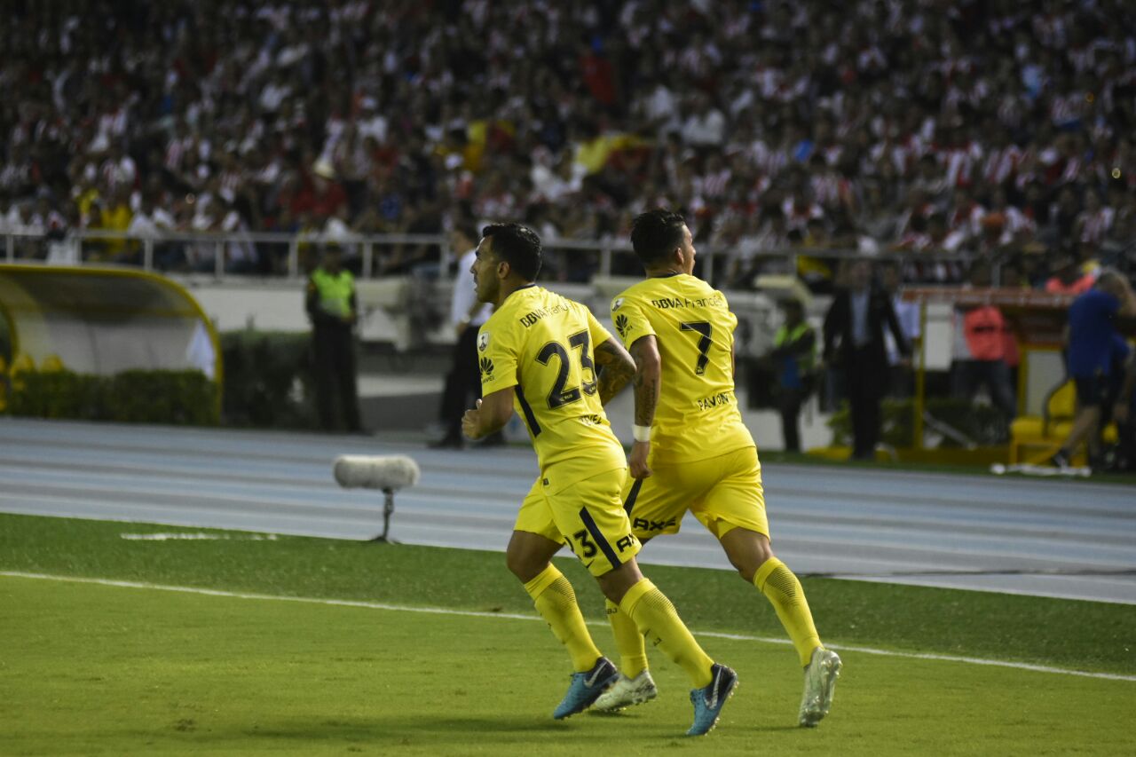 Cristian Pavón y Carlos Tévez celebrando el empate de Boca. 