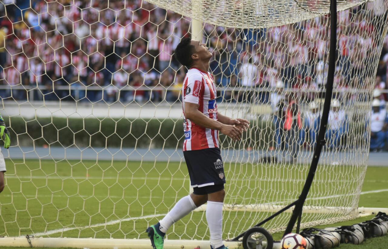 Teófilo Gutiérrez se lamenta después de desperdiciar una oportunidad en ataque.