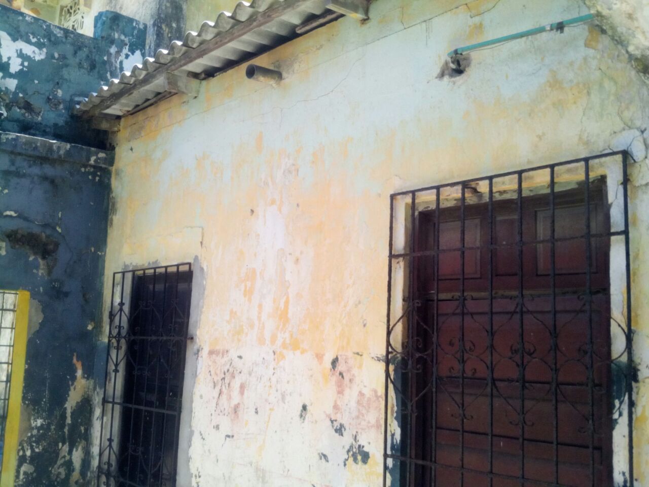 Las paredes y ventanas están podridas. 