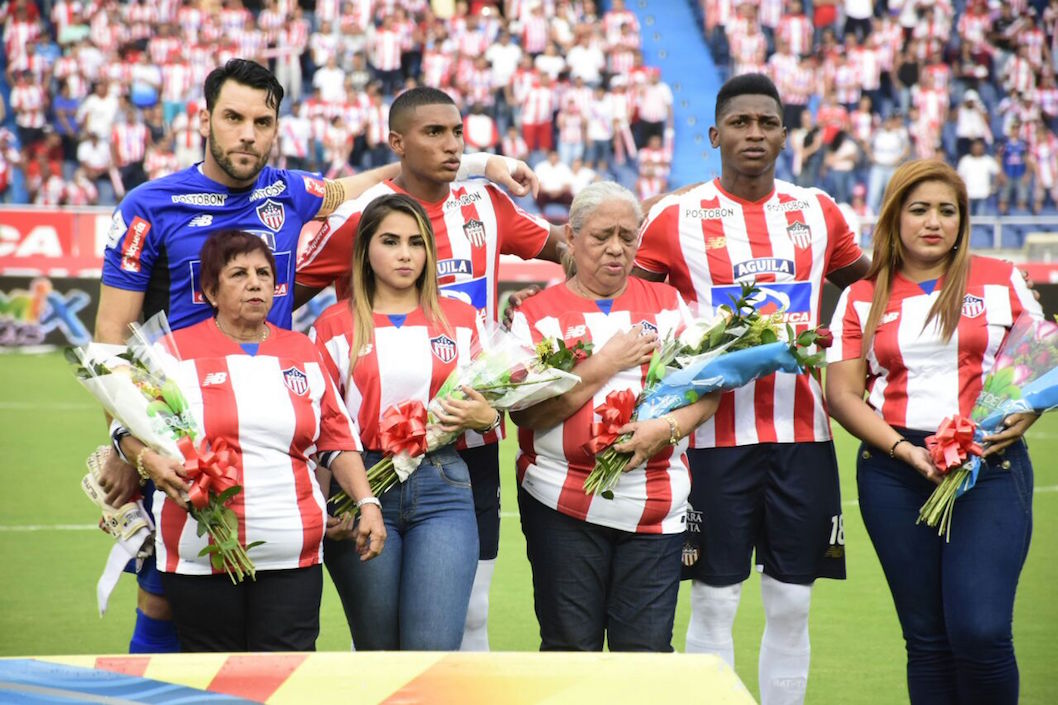 Sebastián Viera, Gabriel Fuentes y Yony González con madres invitadas.