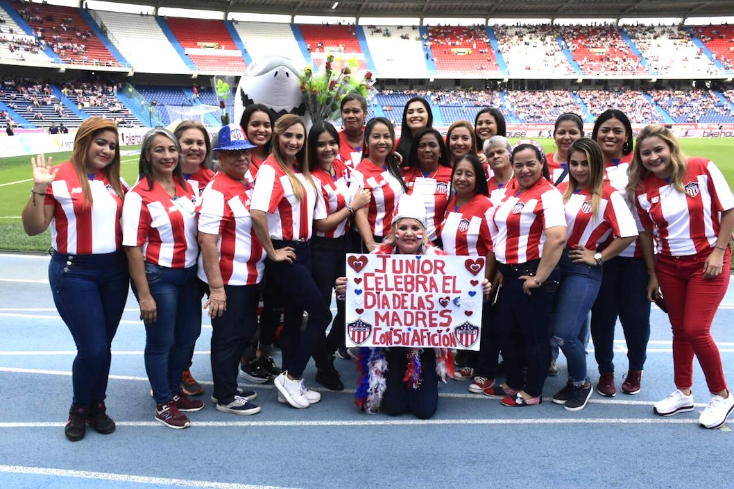 Grupo de madres invitadas por el Junior al partido.
