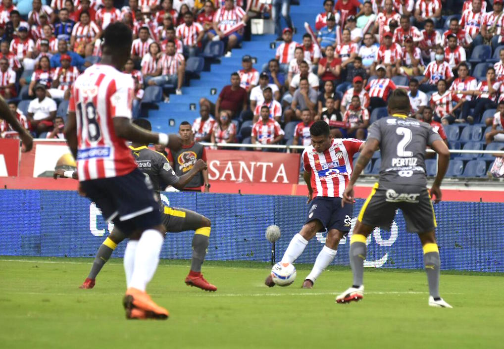 Teófilo Gutiérrez rematando al arco de David González.