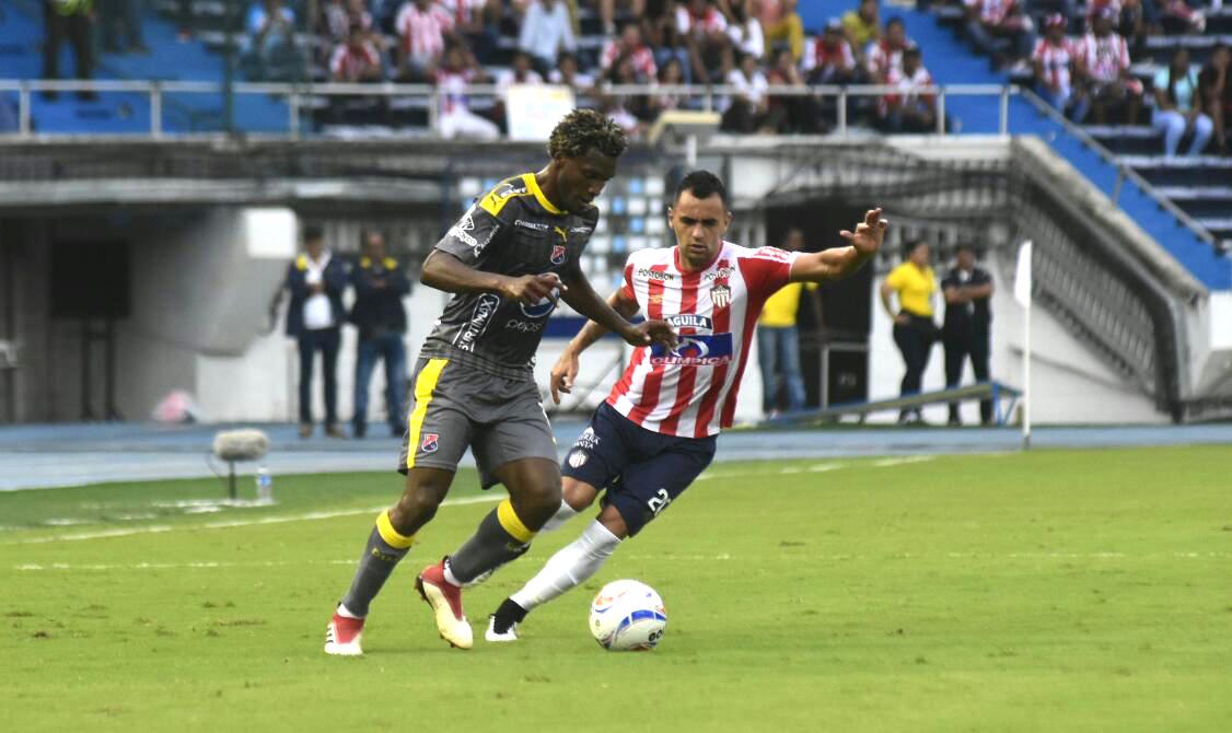 Didier Moreno disputando el balón con Marlon Piedrahita.