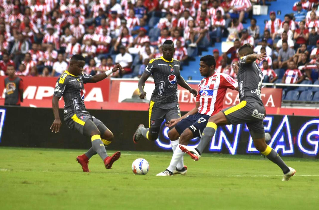 Luis Carlos Ruiz es controlado por la defensa visitante.