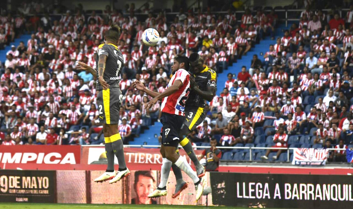 Luis Carlos Ruiz en juego aéreo con Jesús Murillo y Hernán Pertúz.