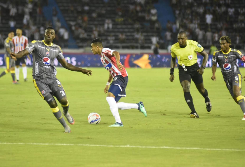 Luis Díaz superando a Didier Moreno y enfrentando a Jesús Murillo.