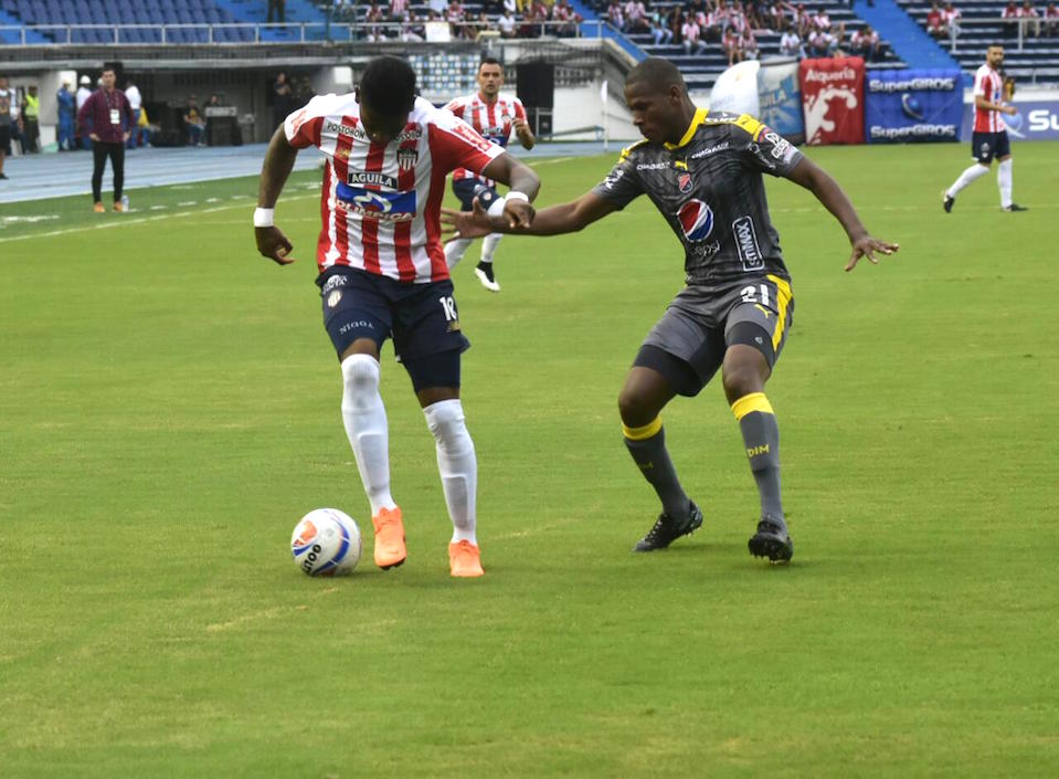 Yony González frente a la marca de Elvis Mosquera.