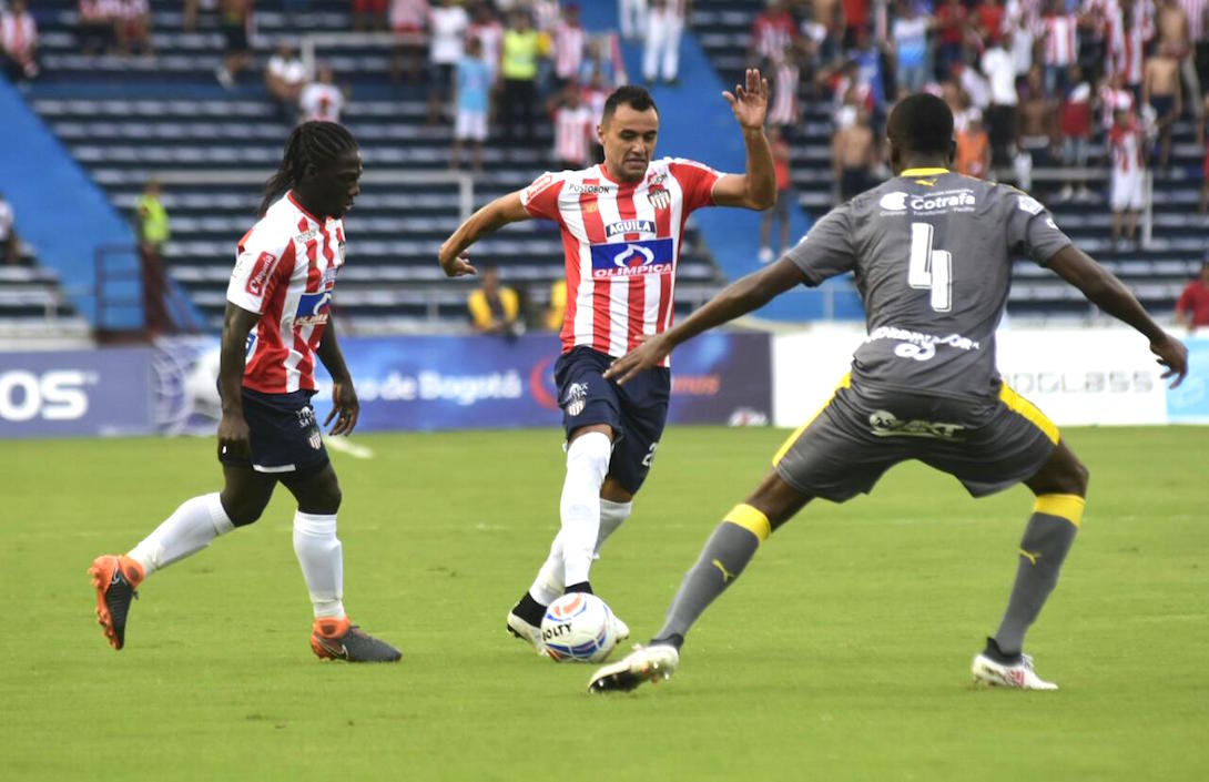 Marlon Piedrahita y Yimmi Chará ante el defensa Jorge Segura.