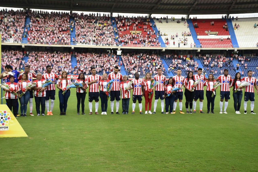 Nómina del Junior acompañadas por las madres invitadas.