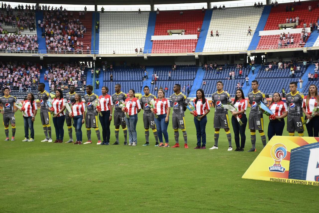 Titular del DIM con el grupo de mujeres invitadas.