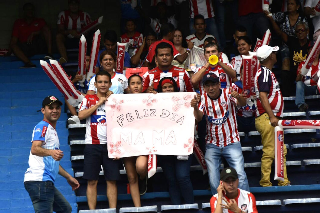 Los aficionados también festejaron el Día de las Madres en la tribuna.