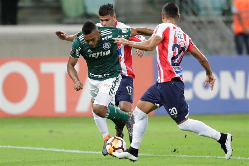 Marlon Piedrahita intentando neutralizar la llegada de Miguel Borja.