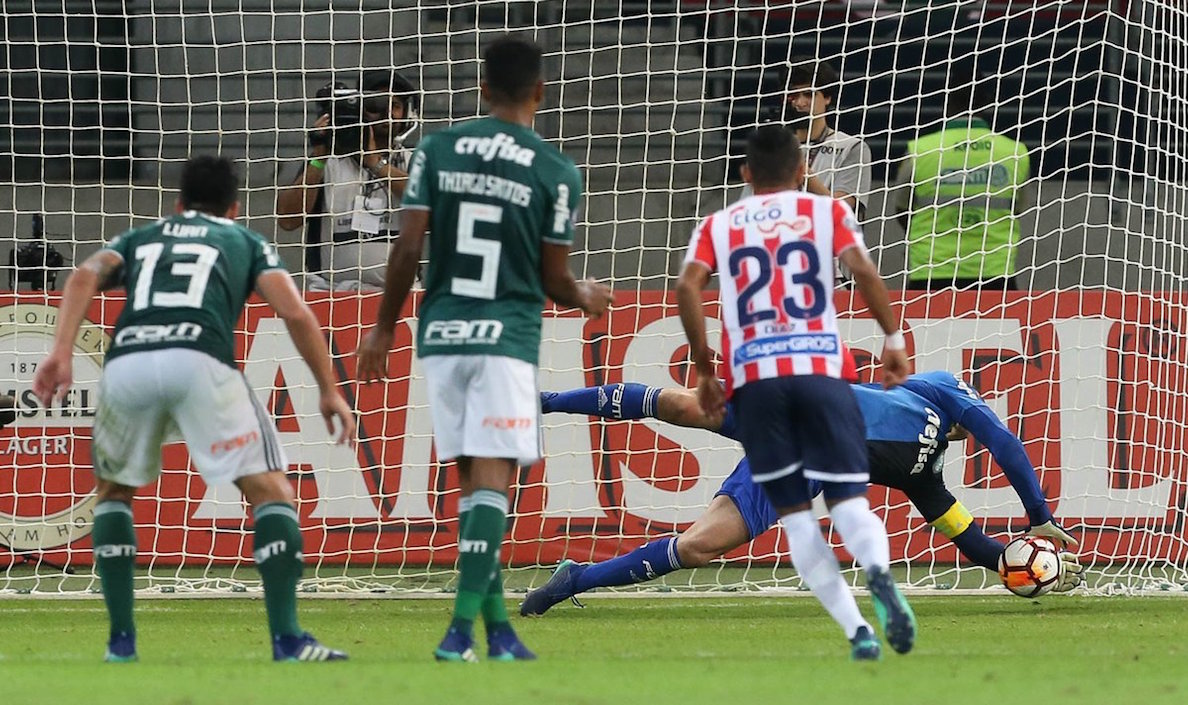 El arquero Prass controlando un remate de Luis Díaz.