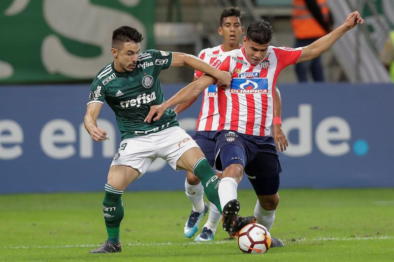 Jorge Arias controlando el ataque de Willian.