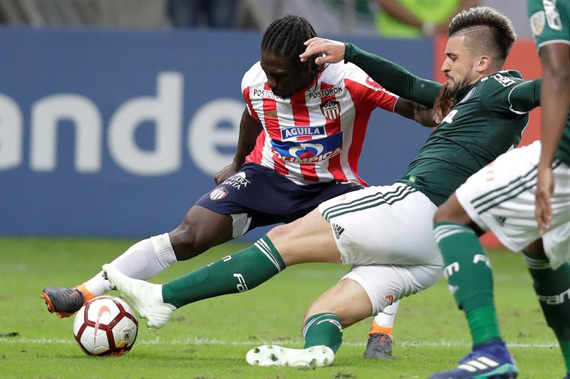 Yimmi Chará disputando el balón con Víctor Luis.