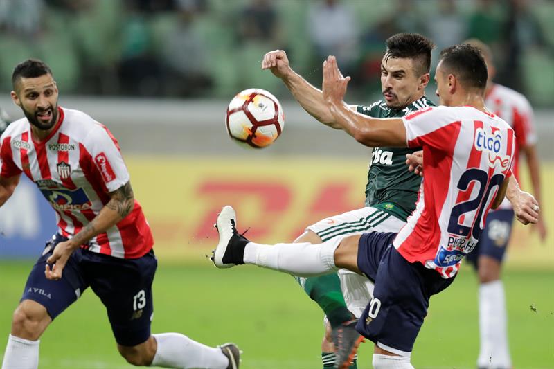 Marlon Piedrahita rechaza en una llegada de Willian.